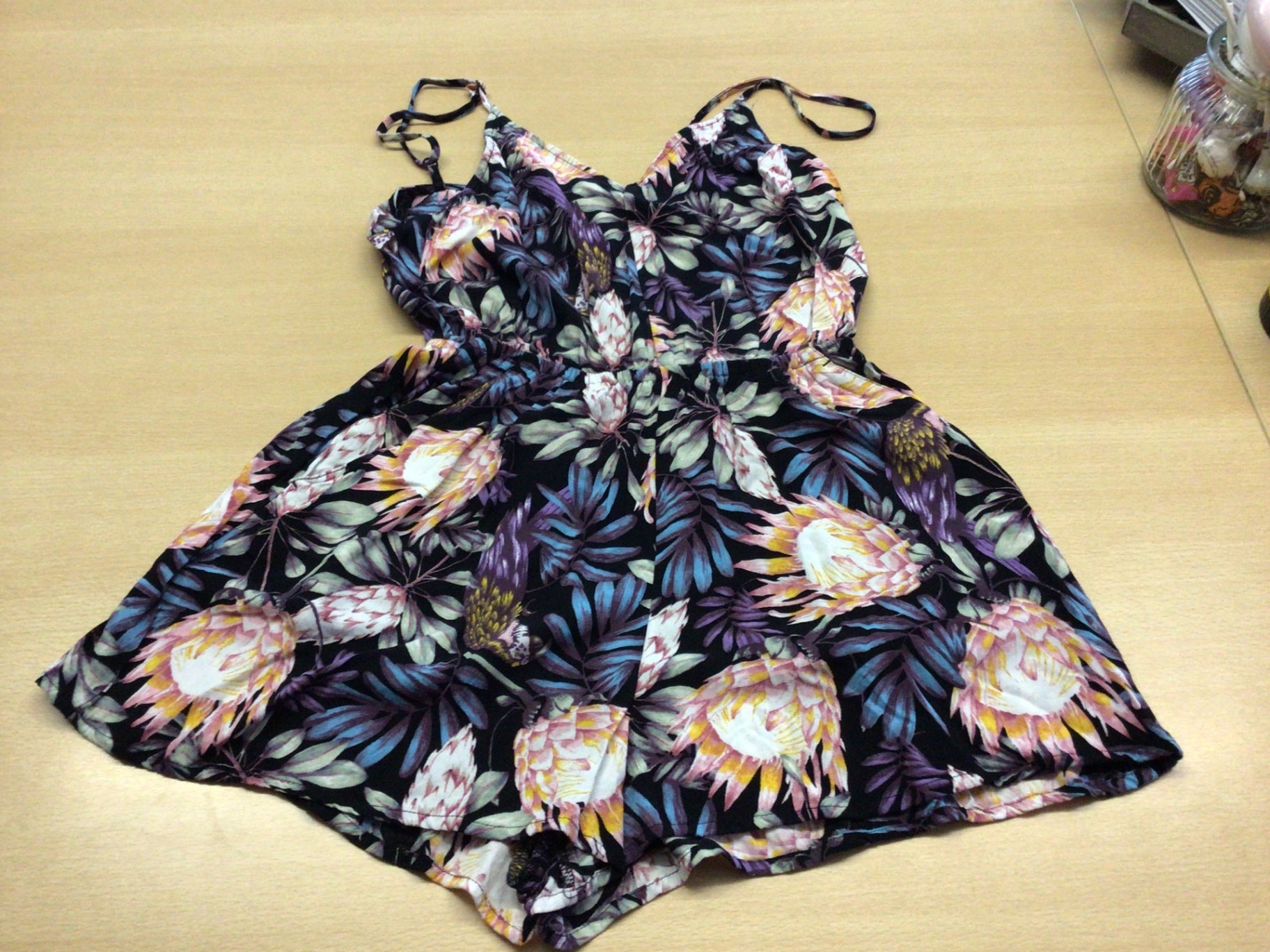 Jumpsuit 34 Bunt, überwiegend dunkel mit farbigen Blumenmuster