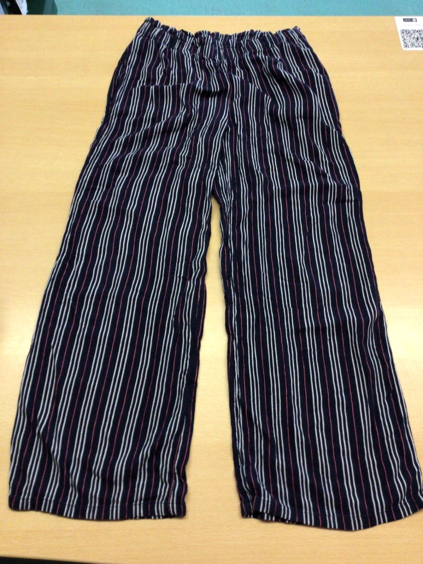 Sommer-Hose 152 Dunkelblau mit weißen und roten Streifen