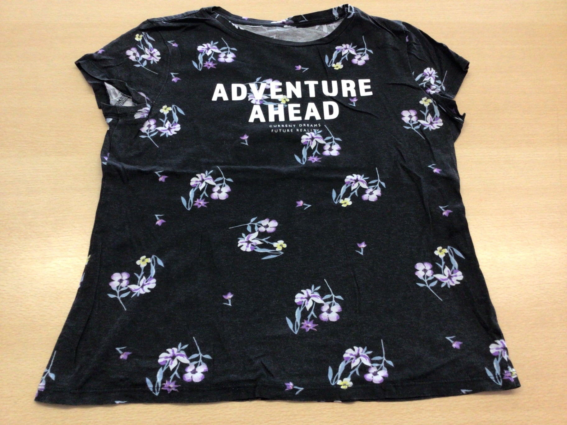 T-Shirt 140 Schwarz mit lilafarbenen und gelben Blumenmuster