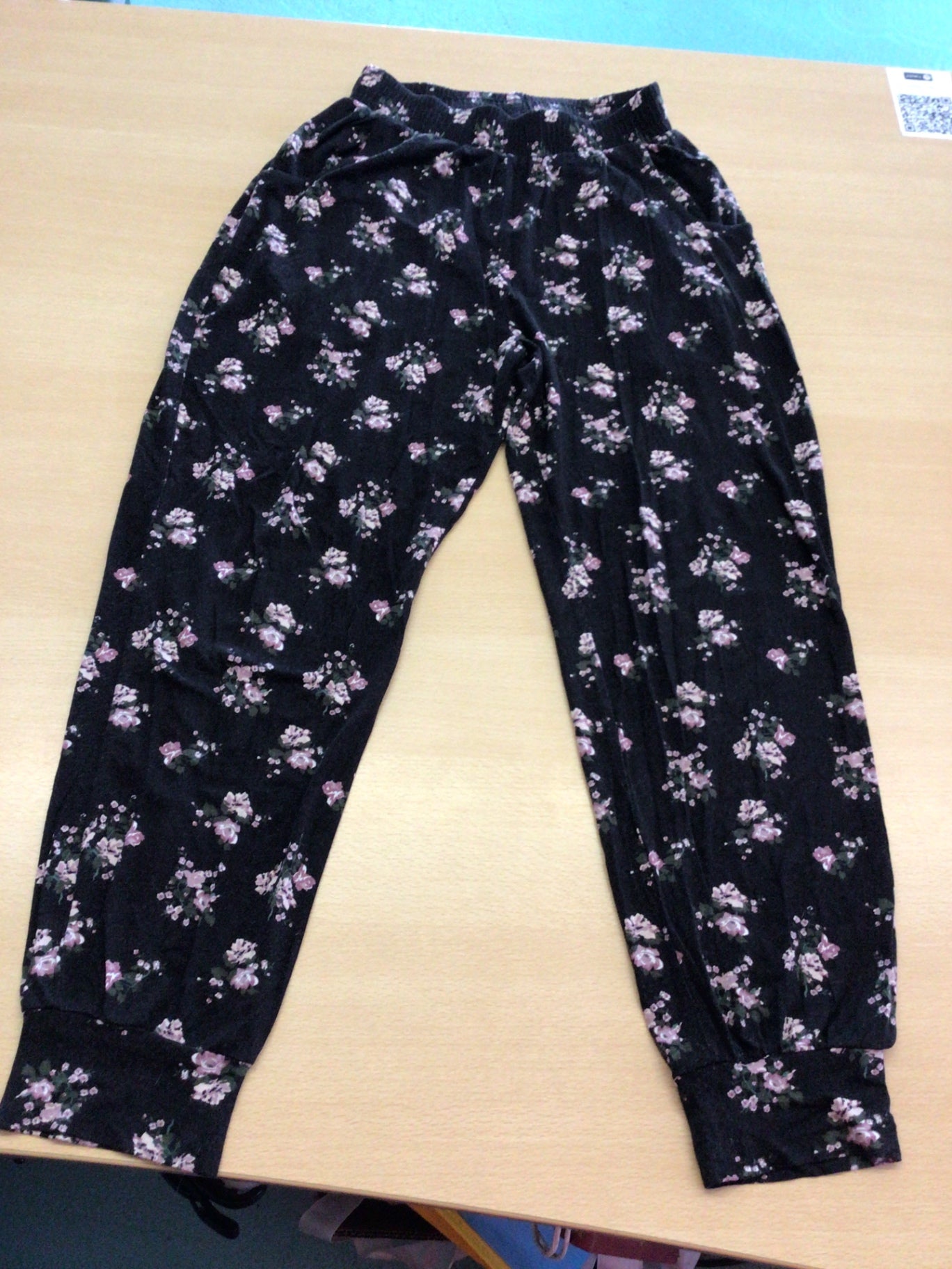 Sommerhose 140 Schwarz mit rosa Blumenmuster