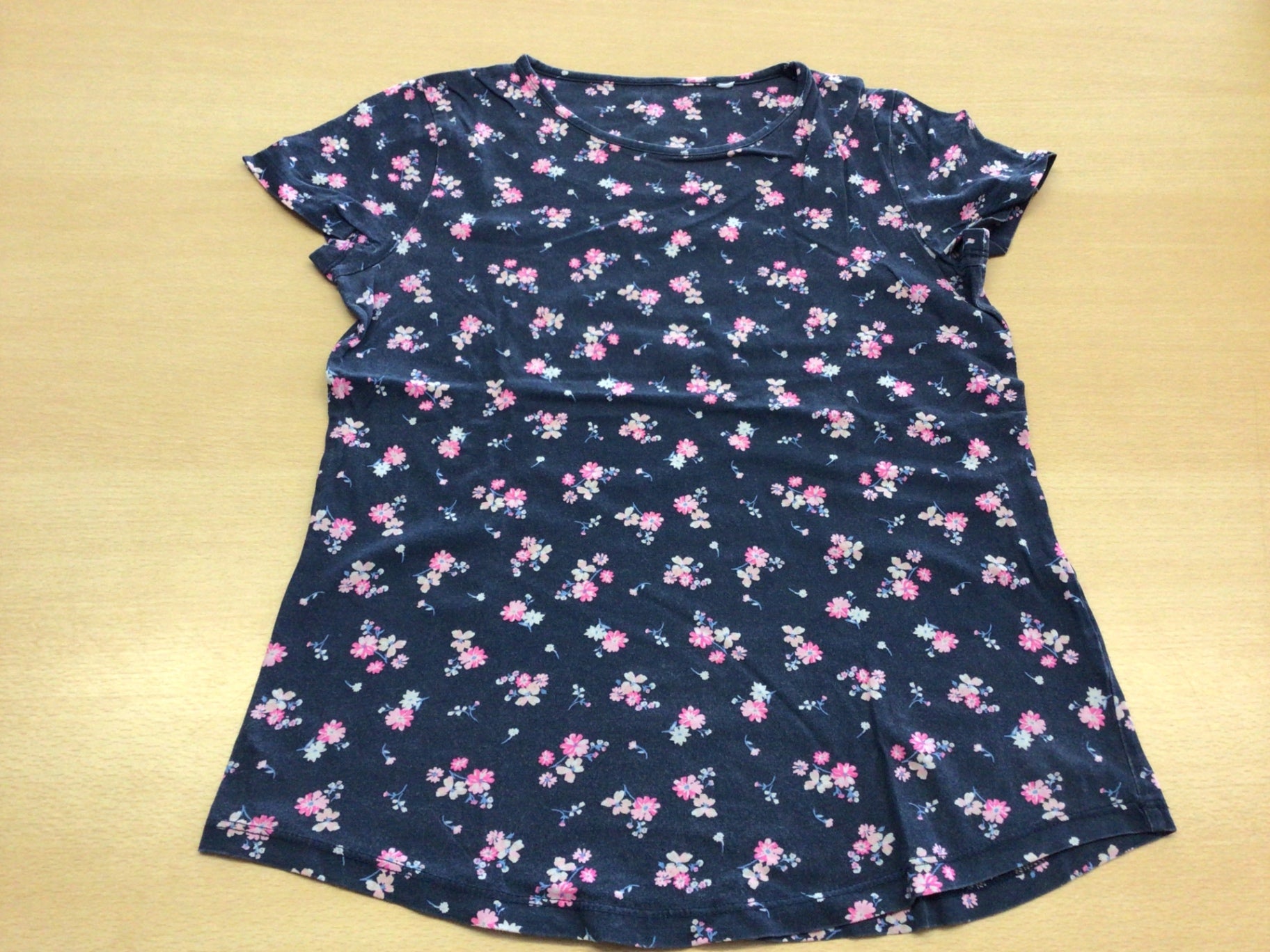  T-Shirt 140 Dunkelblau mit pink-weißen Blumenmuster