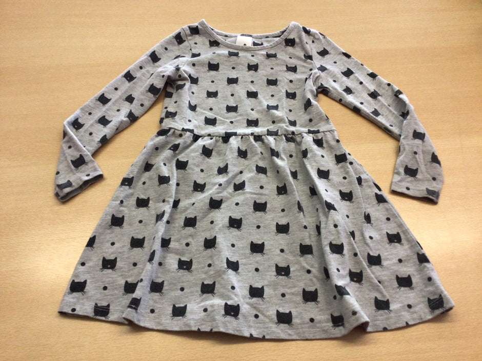 Kleid 110 Grau mit schwarzen Katzen und Punkten