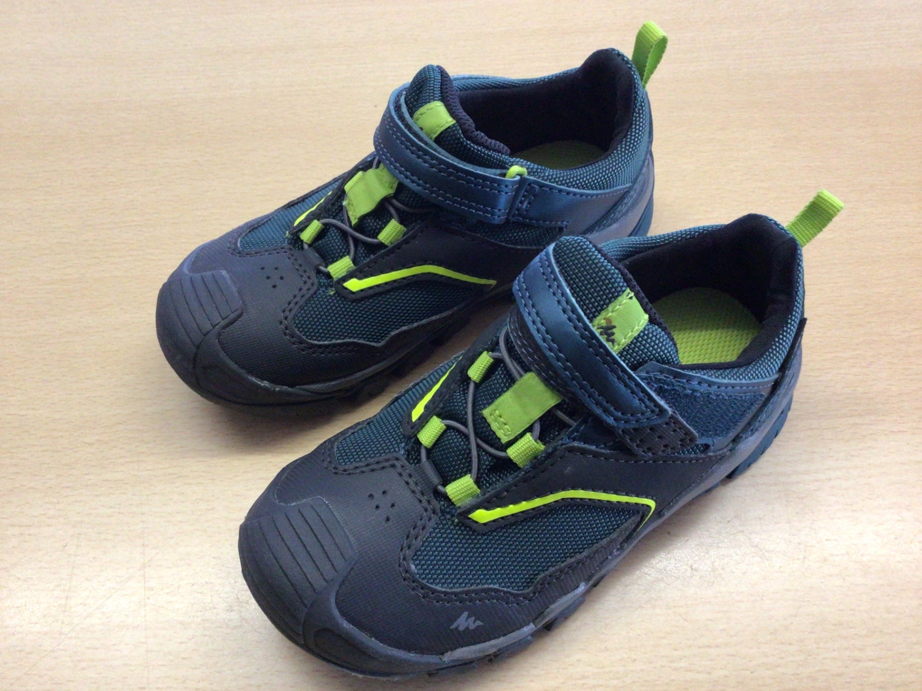 Quechua Schuhe 28 Dunkelblau und Neon-Gelb