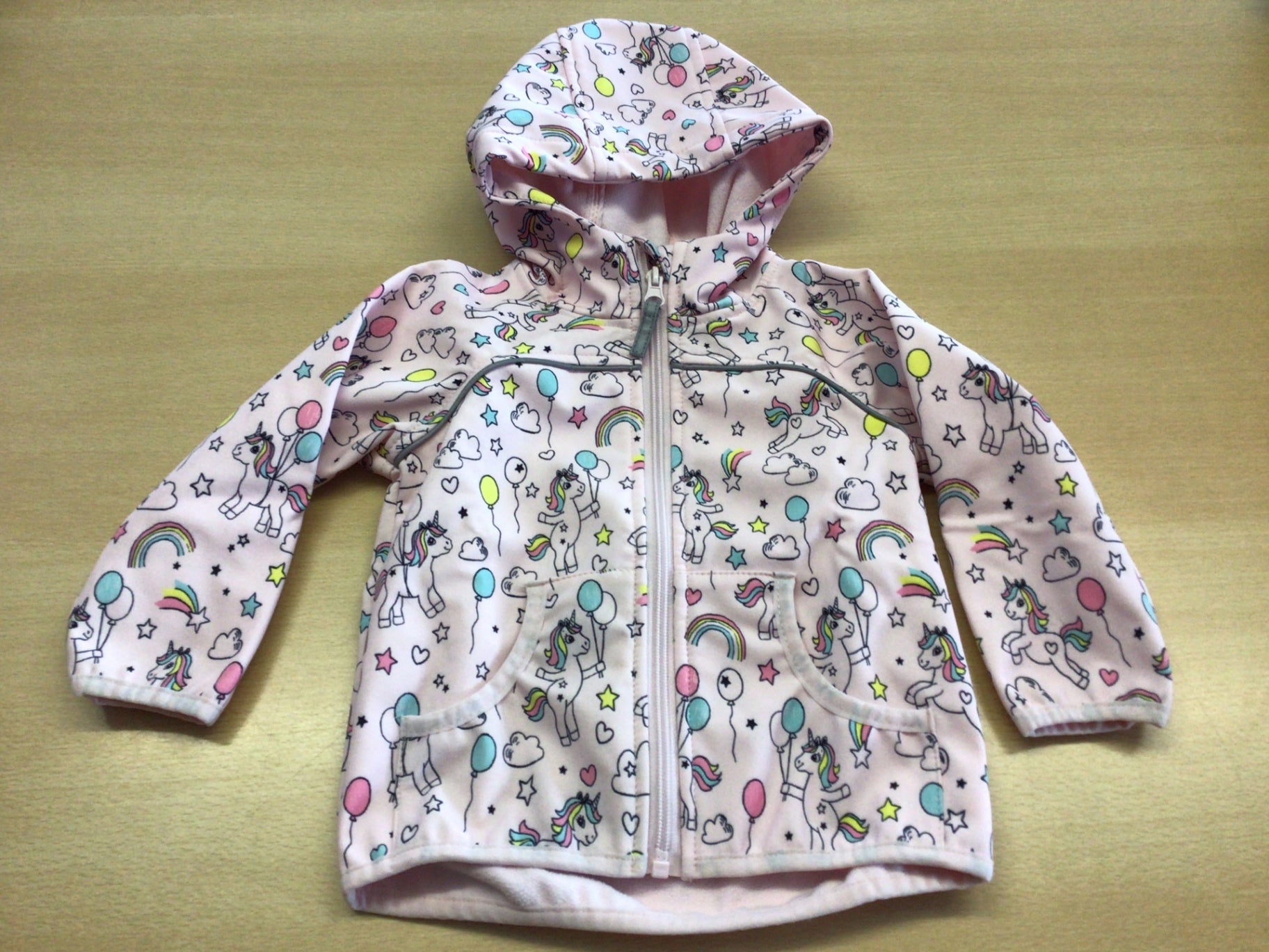 Softshelljacke 86 Rosa mit bunten Einhorn- und Regenbogenmotiven
