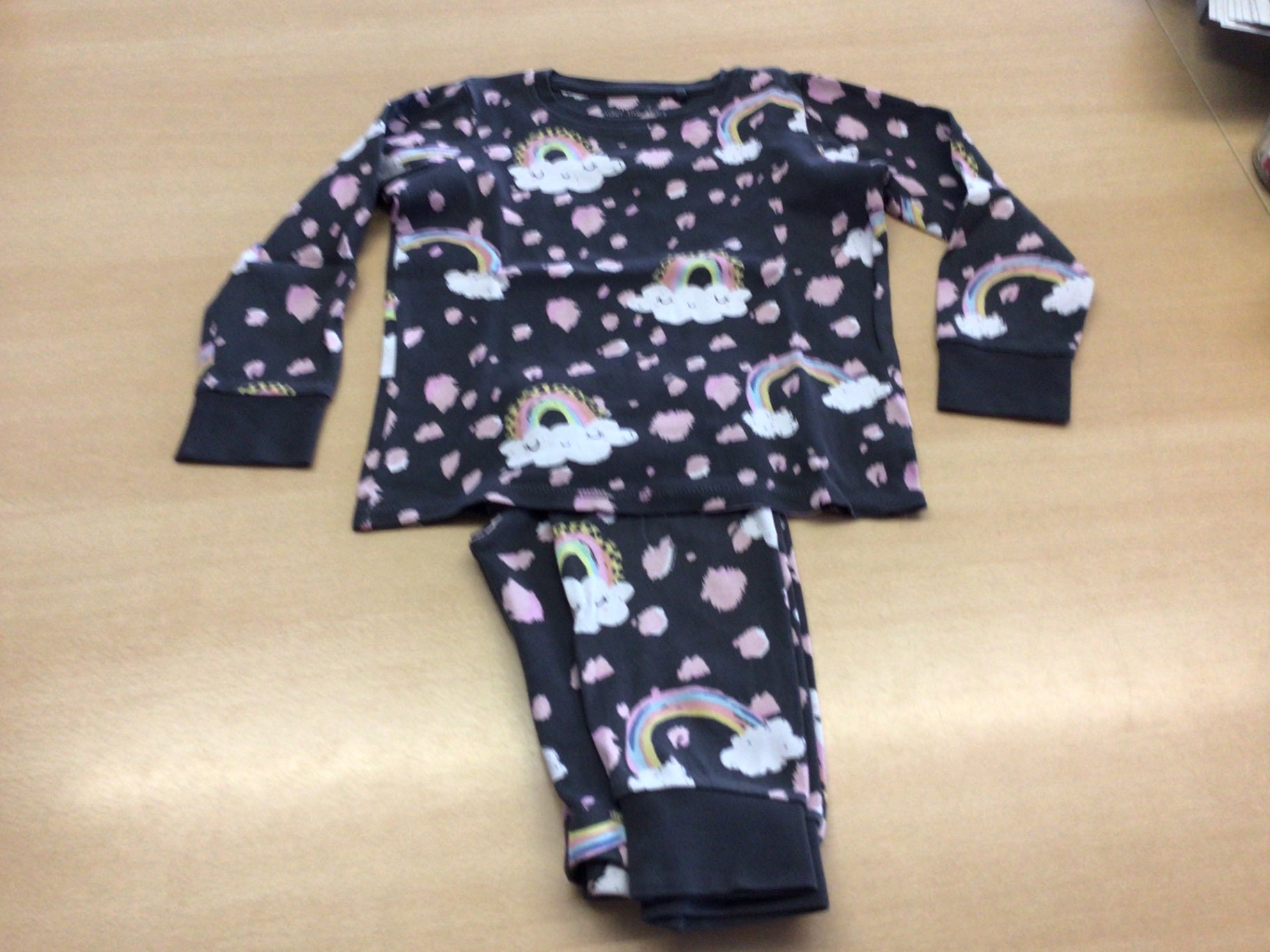  Pyjama 116 Schwarz mit bunten Regenbögen und Wolken