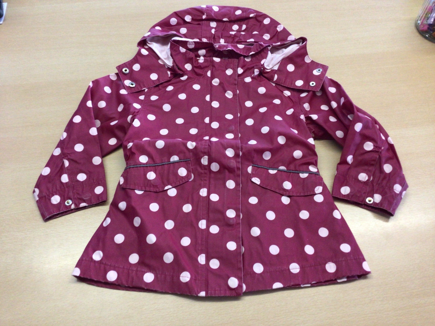 Regenjacke 98/104 Burgundrot mit weißen Punkten
