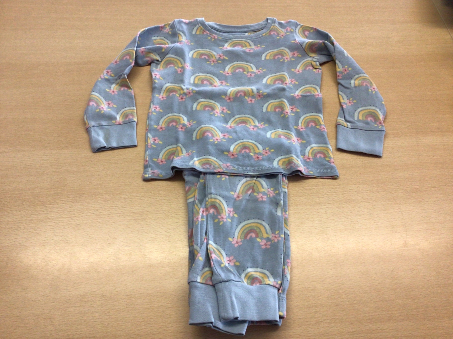 Schlafanzug 104 Blau mit Regenbogen- und Blümchenmuster
