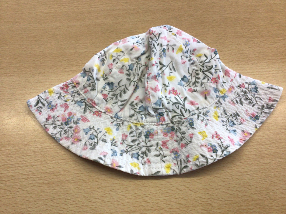 Sommer-Hut 80 Weiß mit floralem Muster in Gelb, Blau, Pink und Grau