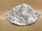 Sommer-Hut 80 Weiß mit floralem Muster in Gelb, Blau, Pink und Grau