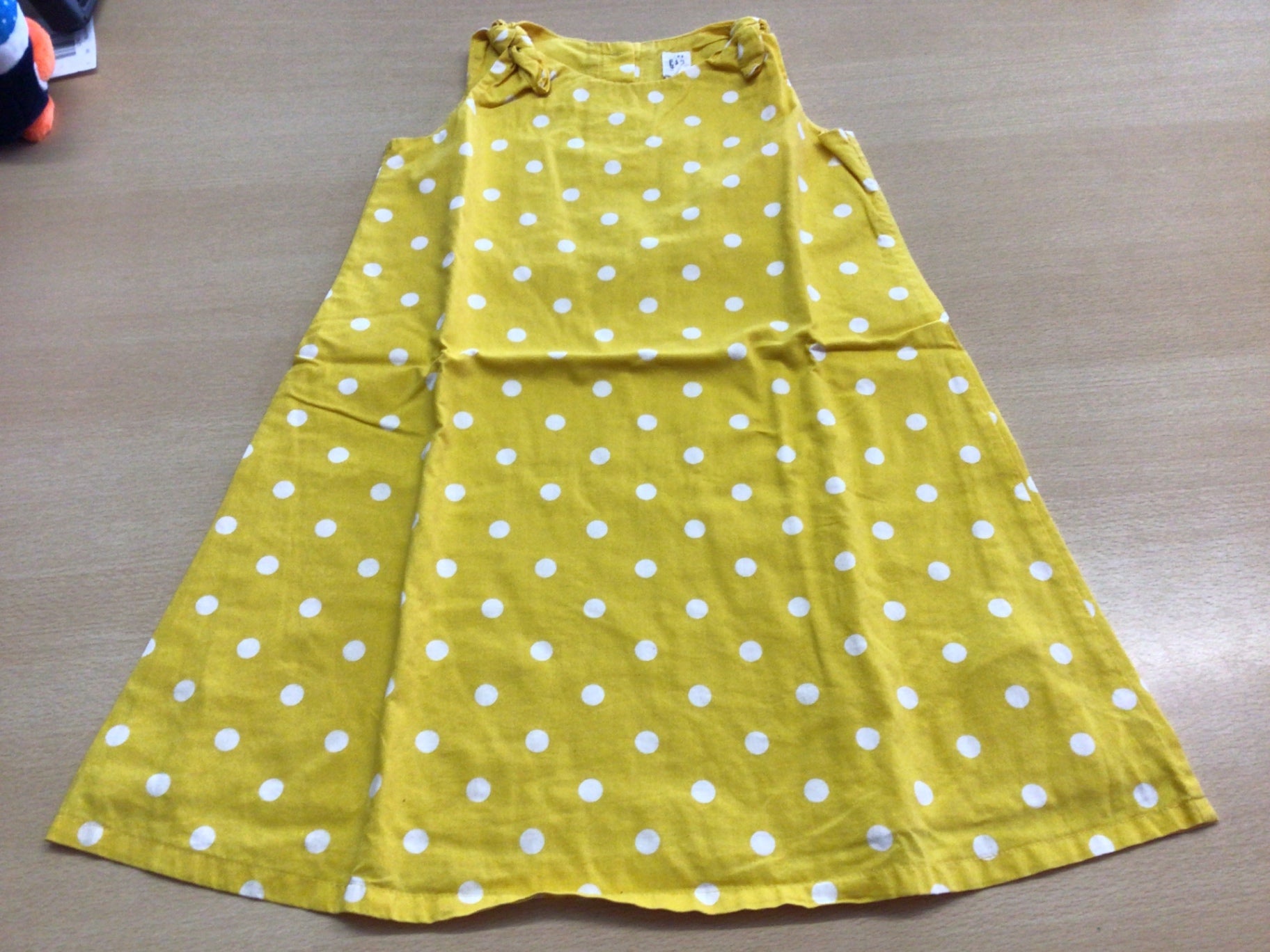  Kleid 110 Gelb mit weißen Punkten