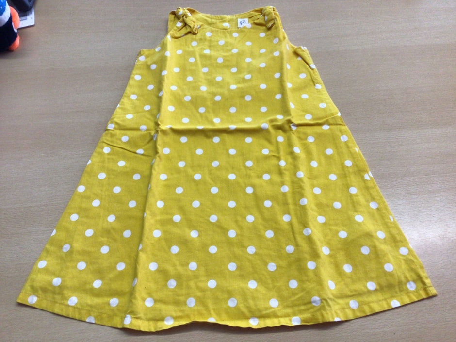  Kleid 110 Gelb mit weißen Punkten