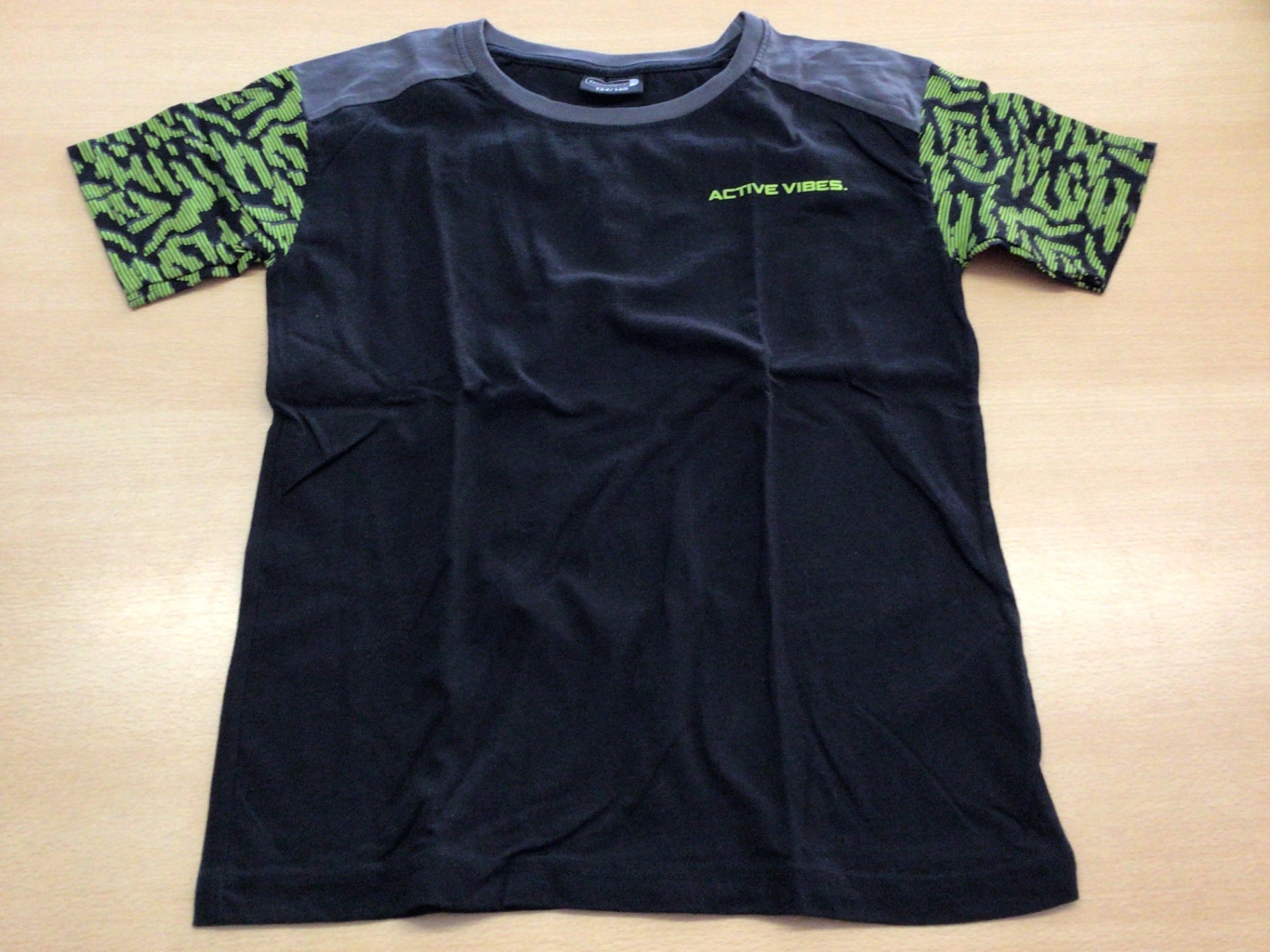 T-Shirt 134/140 Schwarz und Grau mit grünen Akzenten