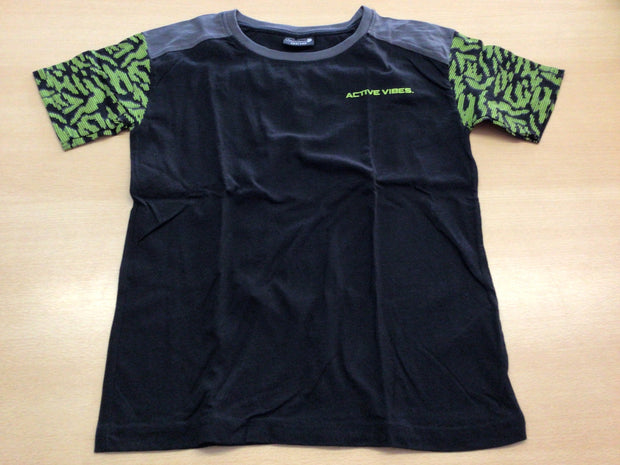 T-Shirt 134/140 Schwarz und Grau mit grünen Akzenten