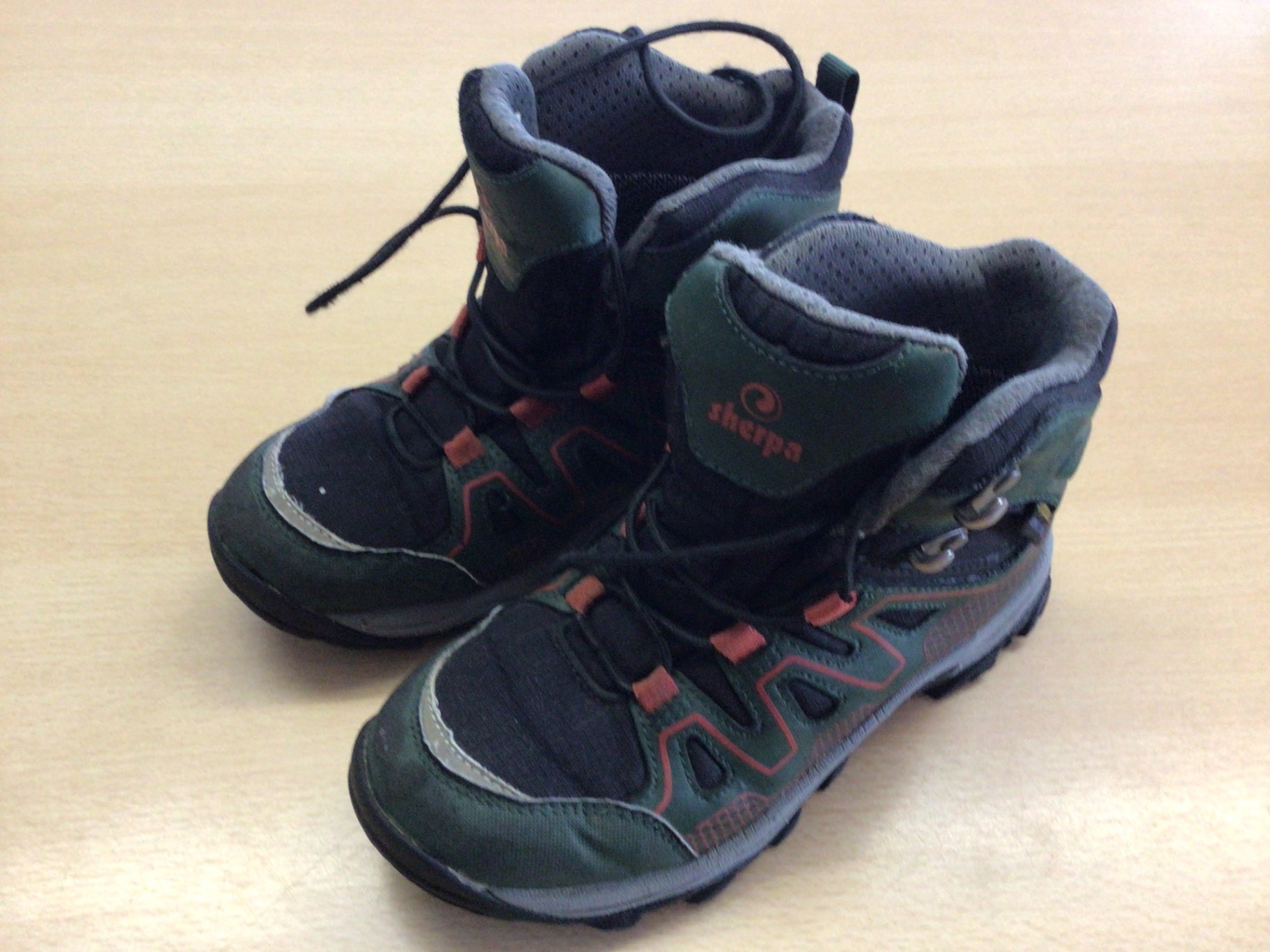 Sherpa Wanderschuhe 33 Grün, Schwarz, Rot