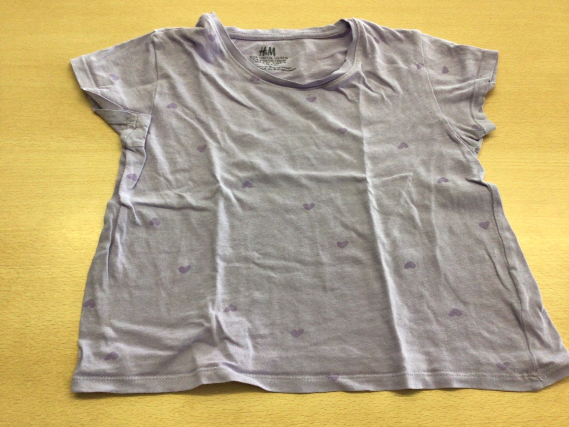 H&M T-Shirt 110/116 Helllila mit lilafarbenen Herzmustern